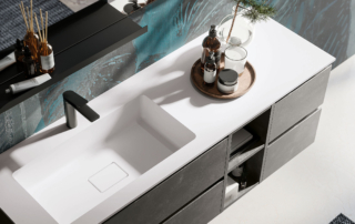Moderne Badezimmer - Hier ein praktischer Waschtisch mit Ablage